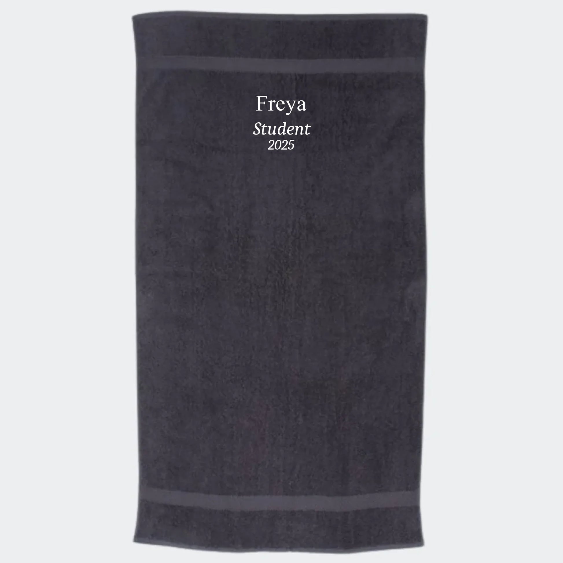 Håndklæde til studenten 2025 - flere farver Customizer TeeInBlue Håndklæde med flere linjer Mørkegrå 50x90