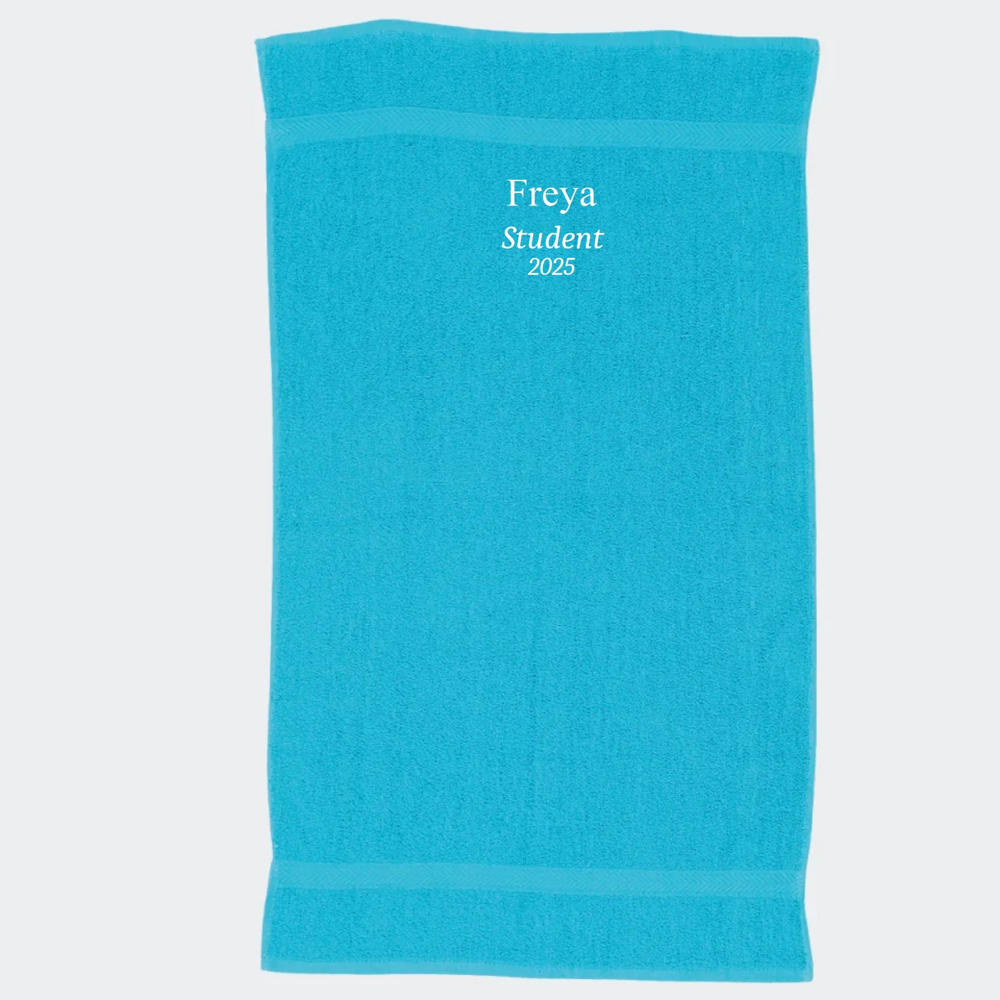 Håndklæde til studenten 2025 - flere farver Customizer TeeInBlue Håndklæde med flere linjer Hav blå 50x90