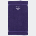 Håndklæde til studenten 2025 - flere farver Customizer TeeInBlue Håndklæde med flere linjer Lilla 50x90