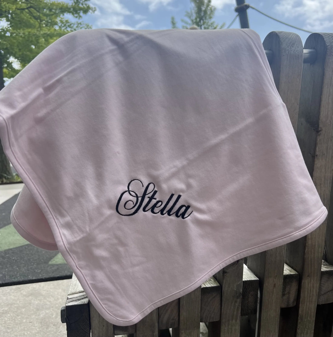 Lyserød svøb med navn 74x74cm Customizer TeeInBlue Lyserød svøb 74x74cm Lyserød 74x74