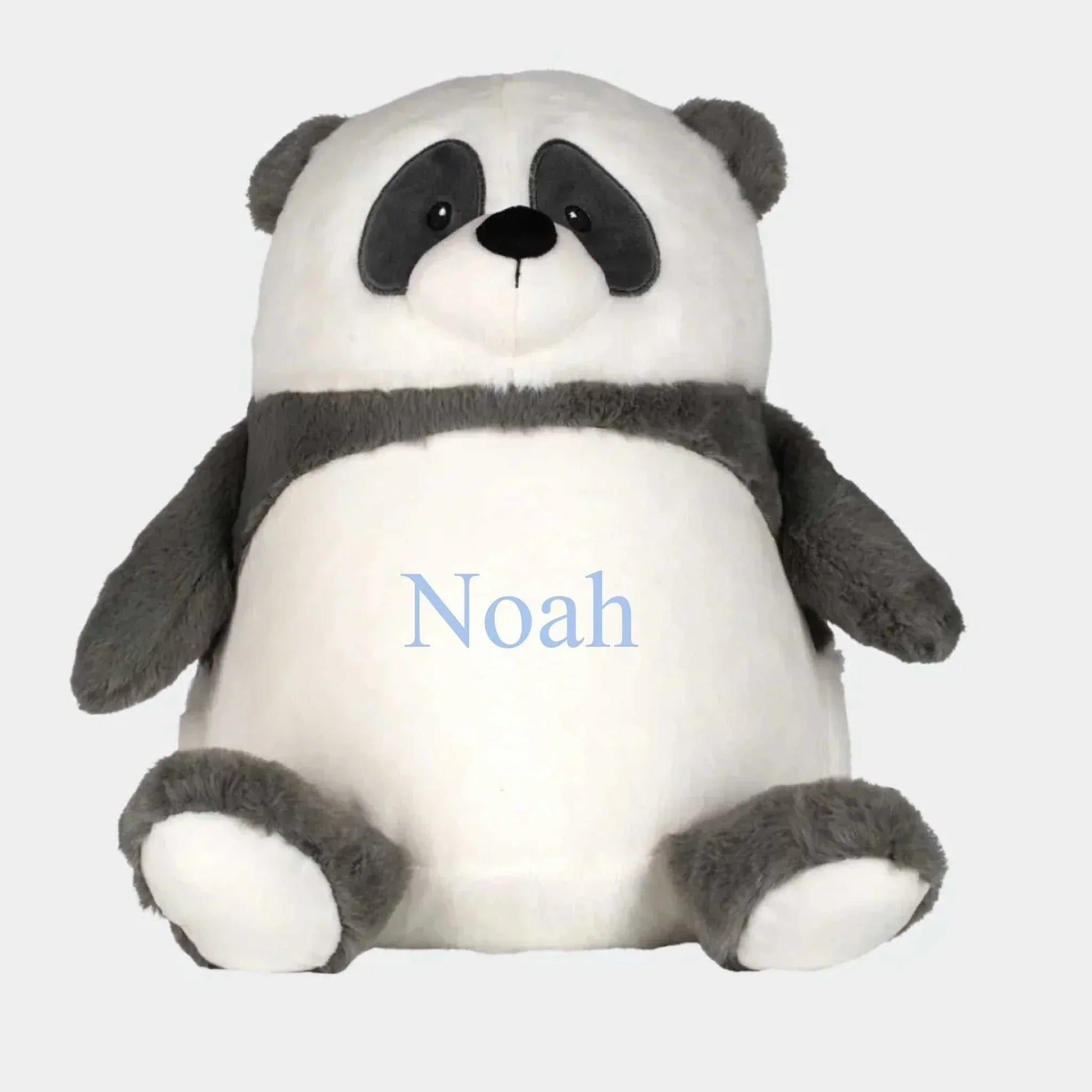 Grå panda bamse med navn og data broderet på bamsen Customizer TeeInBlue Navn 54654654 42cm