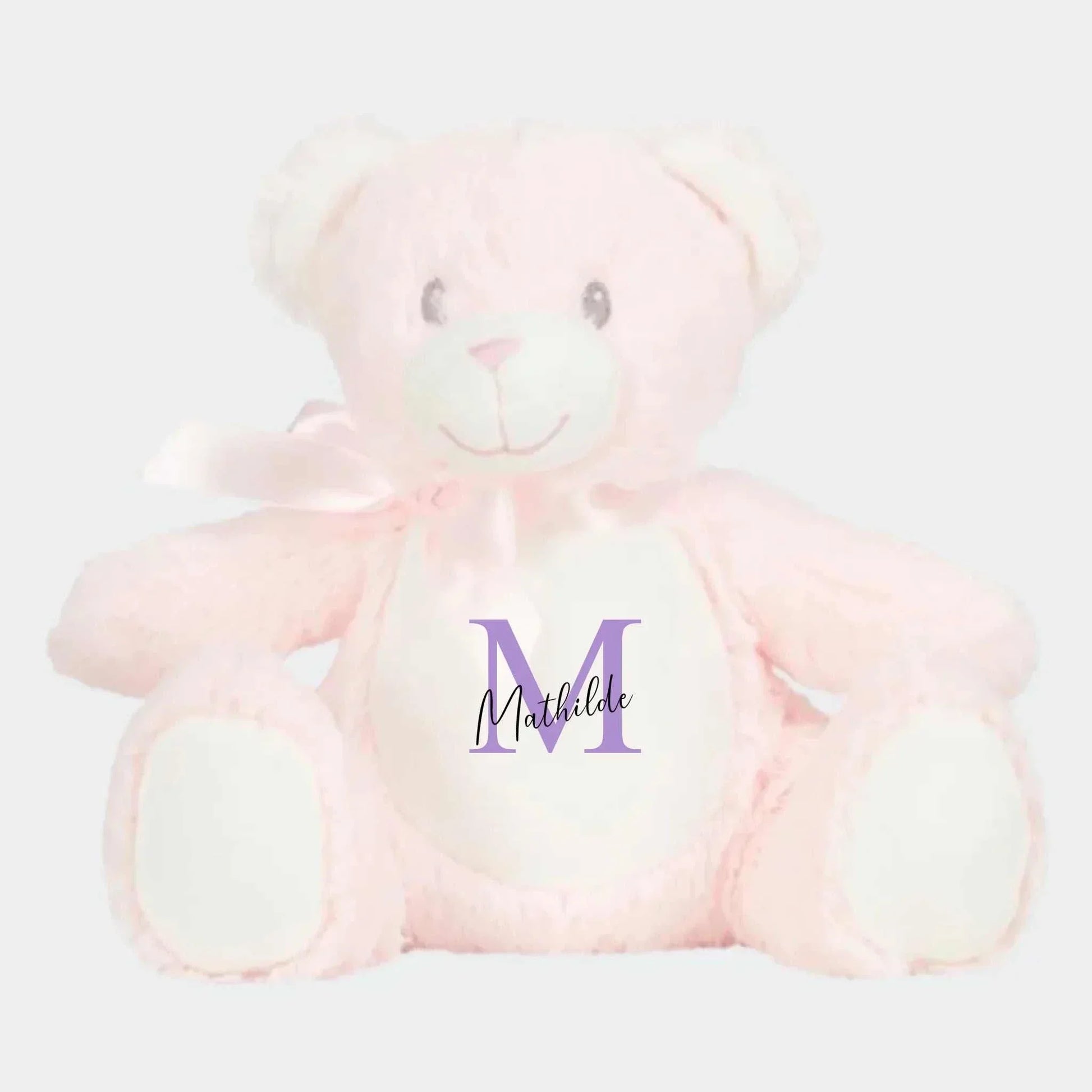 blød lyserød personlig bamse med navn og stort bogstav i midten