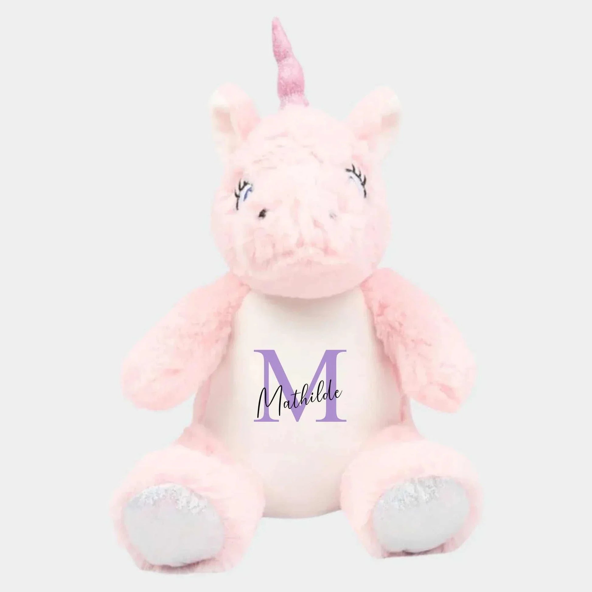 Lille blød personlig navne bamse i form af en lyserød enhjørning med navn og stort bogstavtryk