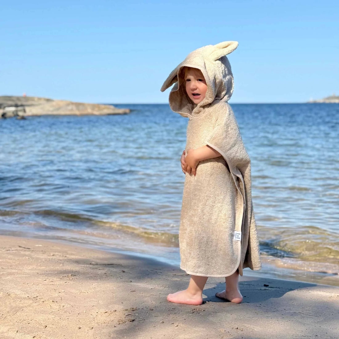 Økologisk badeponcho kanin - Sand med navn Customizer TeeInBlue Økologisk badeponcho kanin sand Sand 1.5-4år