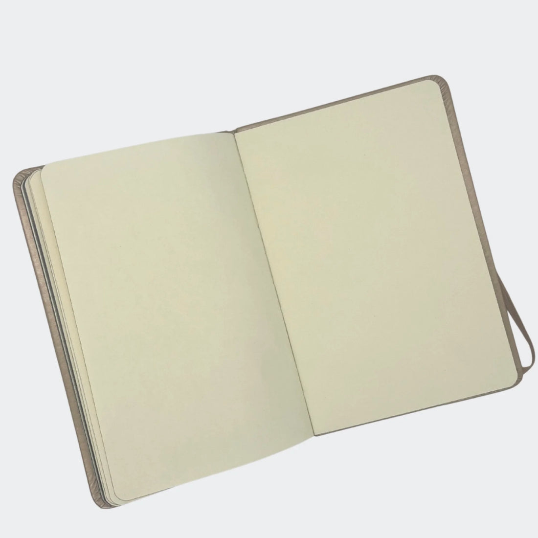 A5 notesbog i metallisk guld - med navn Customizer faire A5 notesbog i metallisk guld - med navn Guld 14,5 X 21 Cm