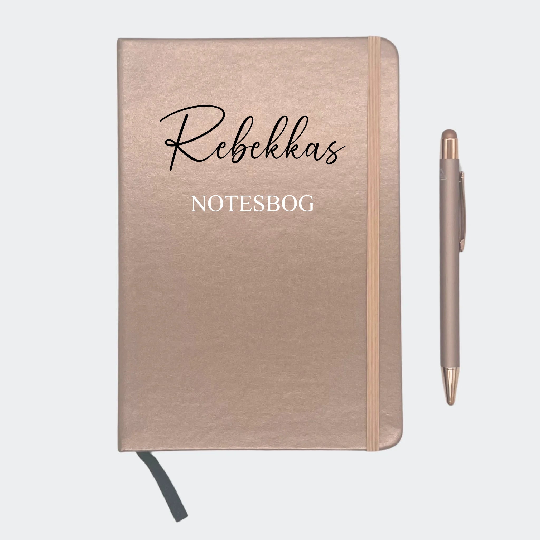 Metallisk lyserød notesbog og kuglepen - med navn Customizer TeeInBlue Metallisk lyserød notesbog og kuglepen Lyserød 19.5 X 2 X 24 Cm