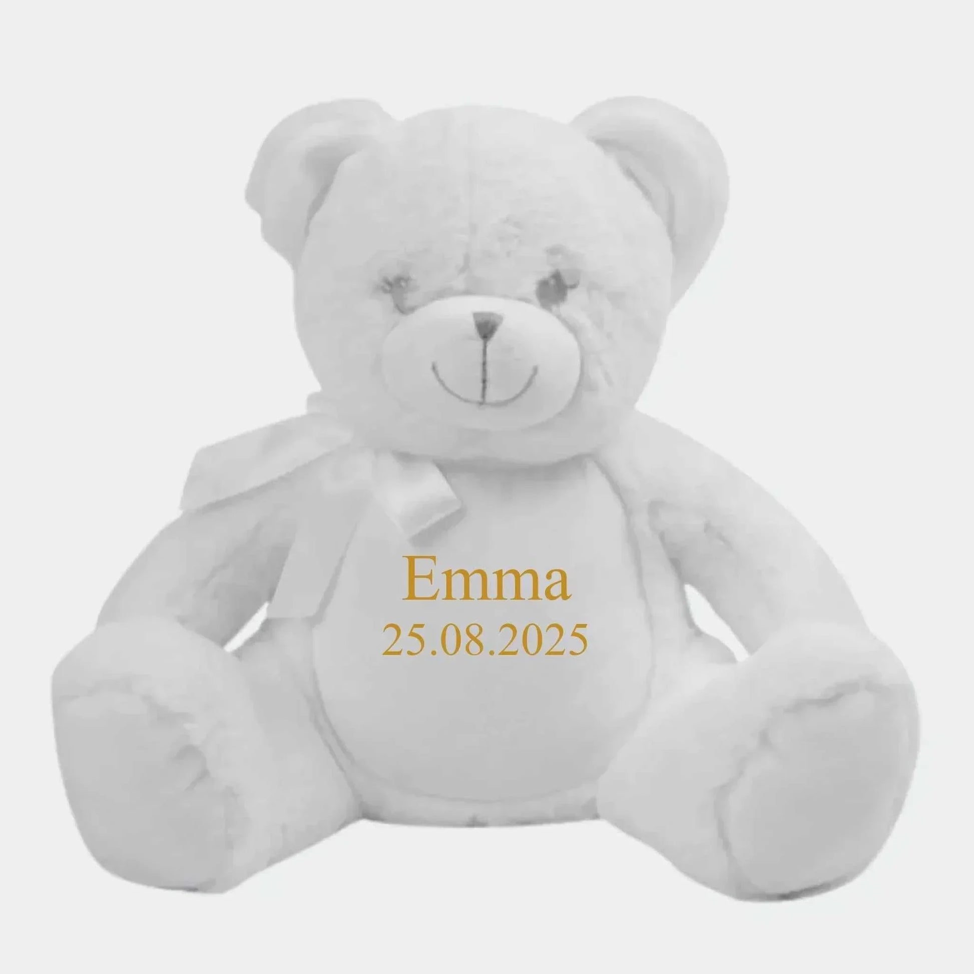 Hvid bamse med navn og data broderet på bamsen Customizer TeeInBlue Navn+Dato 544 42cm
