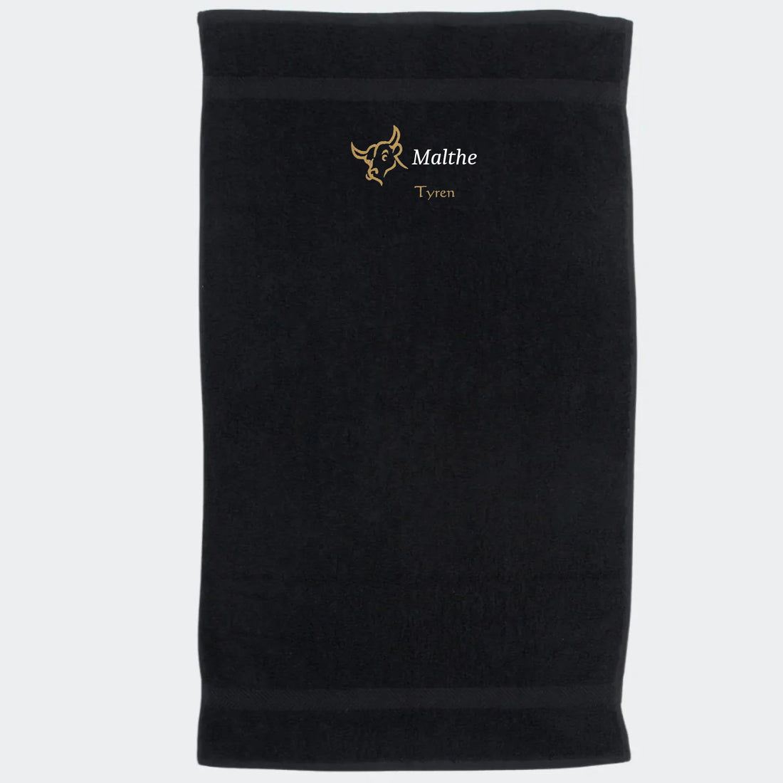 Håndklæde med stjernetegn og navn - Tyren Customizer TeeInBlue Håndklæde med flere linjer Sort 50x90