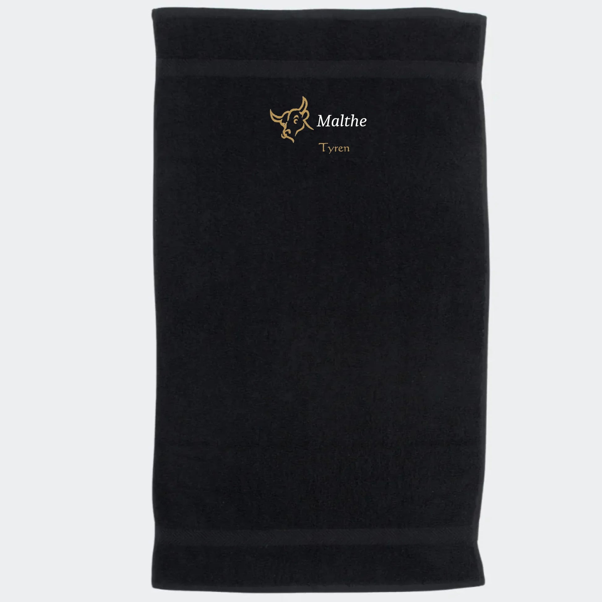 Håndklæde med stjernetegn og navn - Tyren Customizer TeeInBlue Håndklæde med flere linjer Sort 50x90