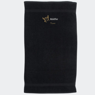 Håndklæde med stjernetegn og navn - Tyren Customizer TeeInBlue Håndklæde med flere linjer Sort 50x90