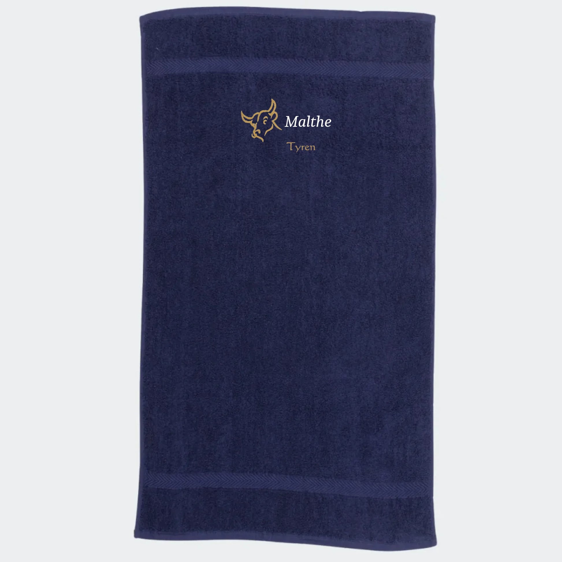 Håndklæde med stjernetegn og navn - Tyren Customizer TeeInBlue