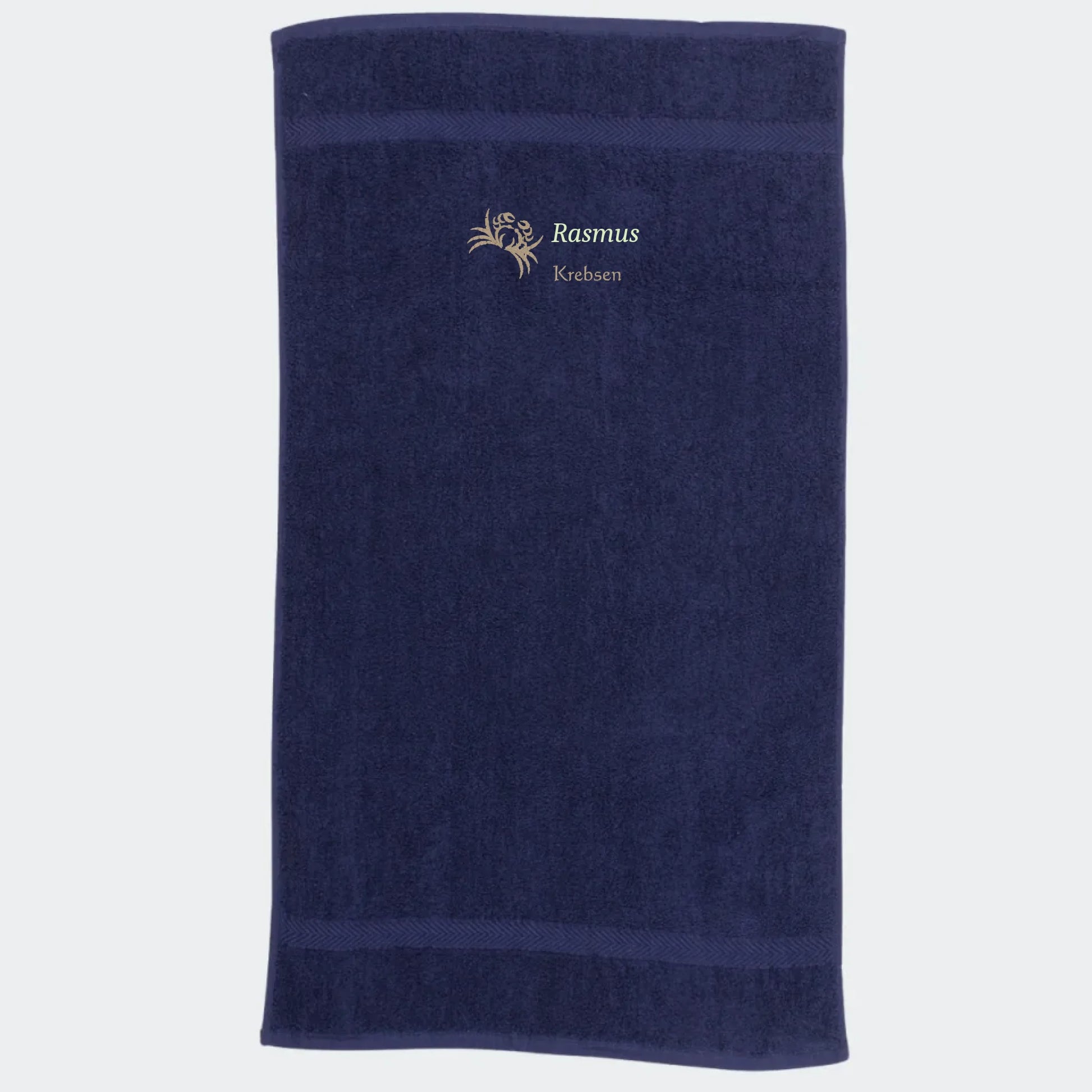 Håndklæde med stjernetegn og navn - Krebsen Customizer TeeInBlue Håndklæde med flere linjer Navy 50x90