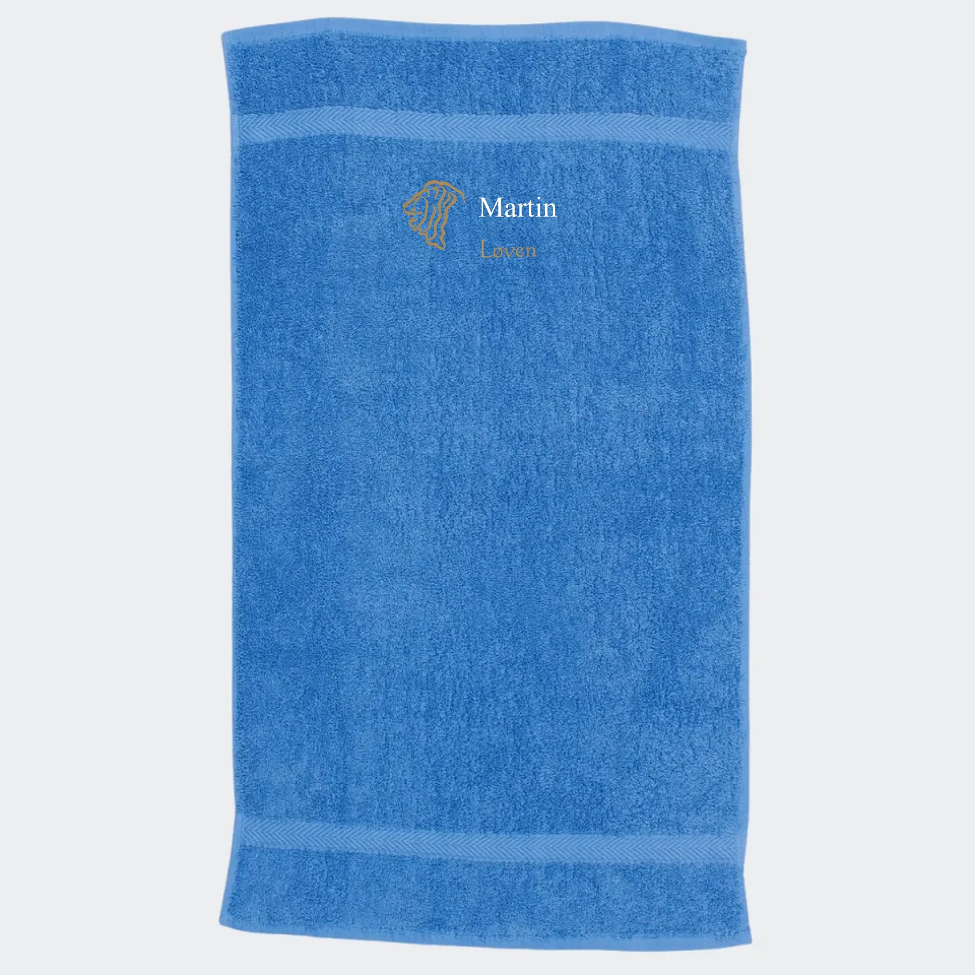 Håndklæde med stjernetegn og navn - Løven Customizer TeeInBlue Håndklæde med flere linjer Hav blå 50x90
