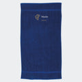 Håndklæde med stjernetegn og navn - Løven Customizer TeeInBlue Håndklæde med flere linjer Royal blå 50x90