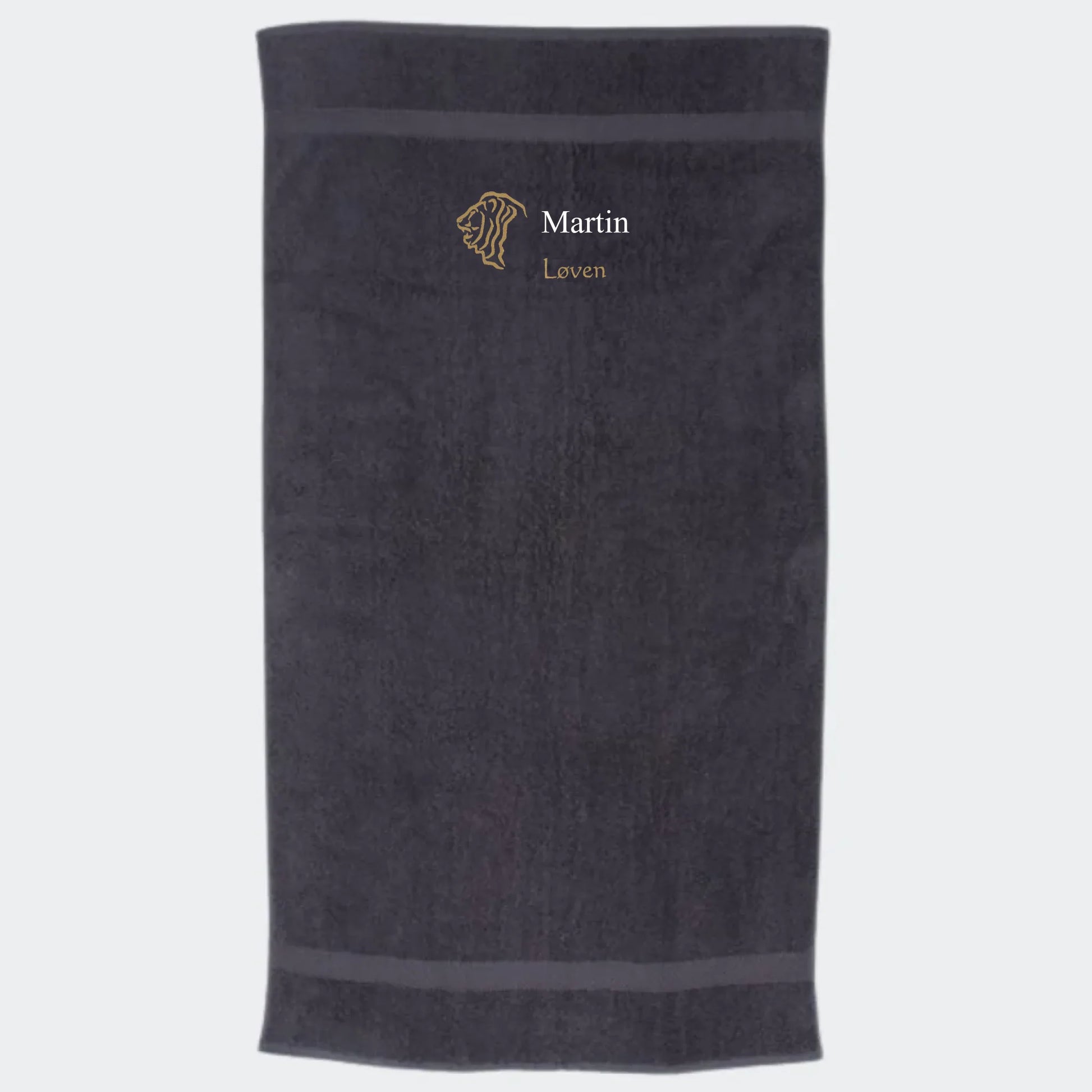 Håndklæde med stjernetegn og navn - Løven Customizer TeeInBlue Håndklæde med flere linjer Mørkegrå 50x90
