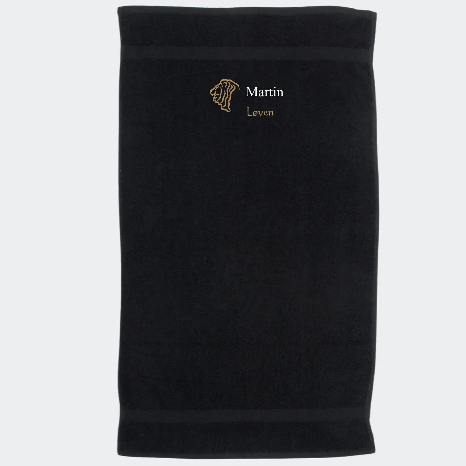 Håndklæde med stjernetegn og navn - Løven Customizer TeeInBlue Håndklæde med flere linjer Sort 50x90