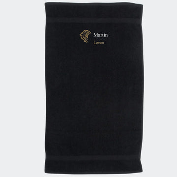 Håndklæde med stjernetegn og navn - Løven Customizer TeeInBlue Håndklæde med flere linjer Sort 50x90