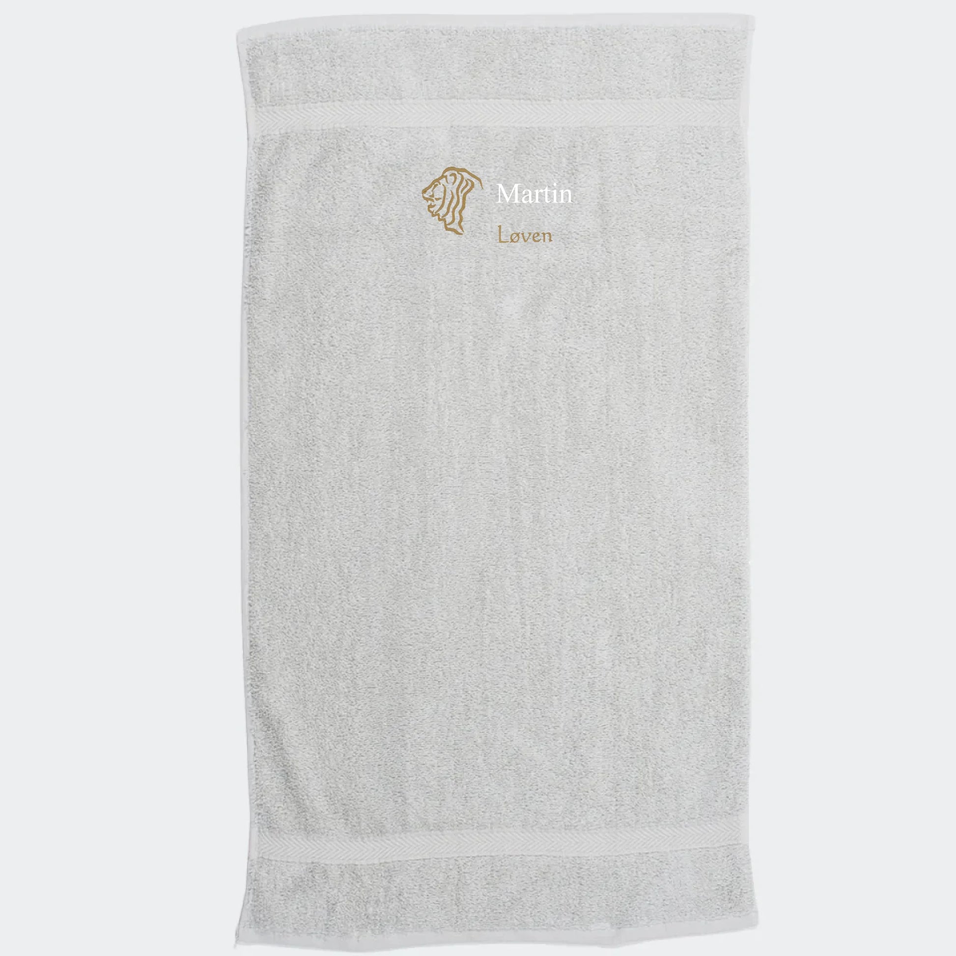 Håndklæde med stjernetegn og navn - Løven Customizer TeeInBlue Håndklæde med flere linjer Lysegrå 50x90