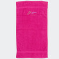 Håndklæde med stjernetegn og navn - Jomfruen Customizer TeeInBlue Håndklæde med flere linjer Fuchsia 50x90