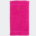 Håndklæde med stjernetegn og navn - Vægten Customizer TeeInBlue Håndklæde med flere linjer Fuchsia 50x90