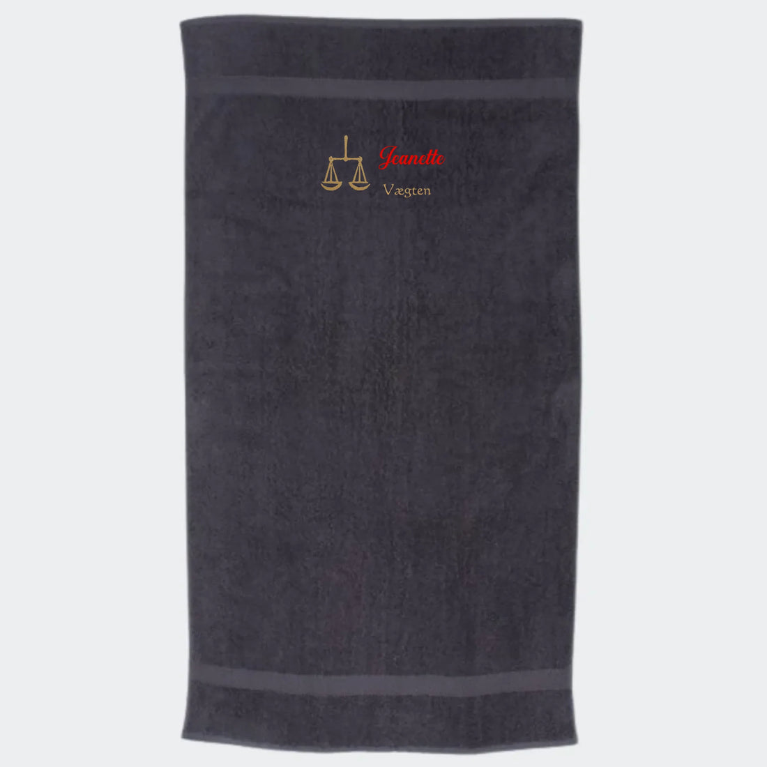 Håndklæde med stjernetegn og navn - Vægten Customizer TeeInBlue Håndklæde med flere linjer Sort 50x90