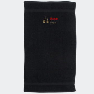 Håndklæde med stjernetegn og navn - Vægten Customizer TeeInBlue Håndklæde med flere linjer Sort 50x90