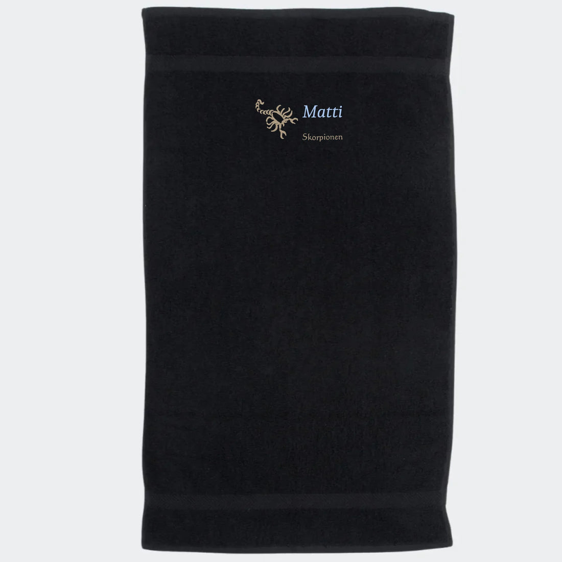 Håndklæde med stjernetegn og navn - Skorpionen Customizer TeeInBlue Håndklæde med flere linjer Sort 50x90