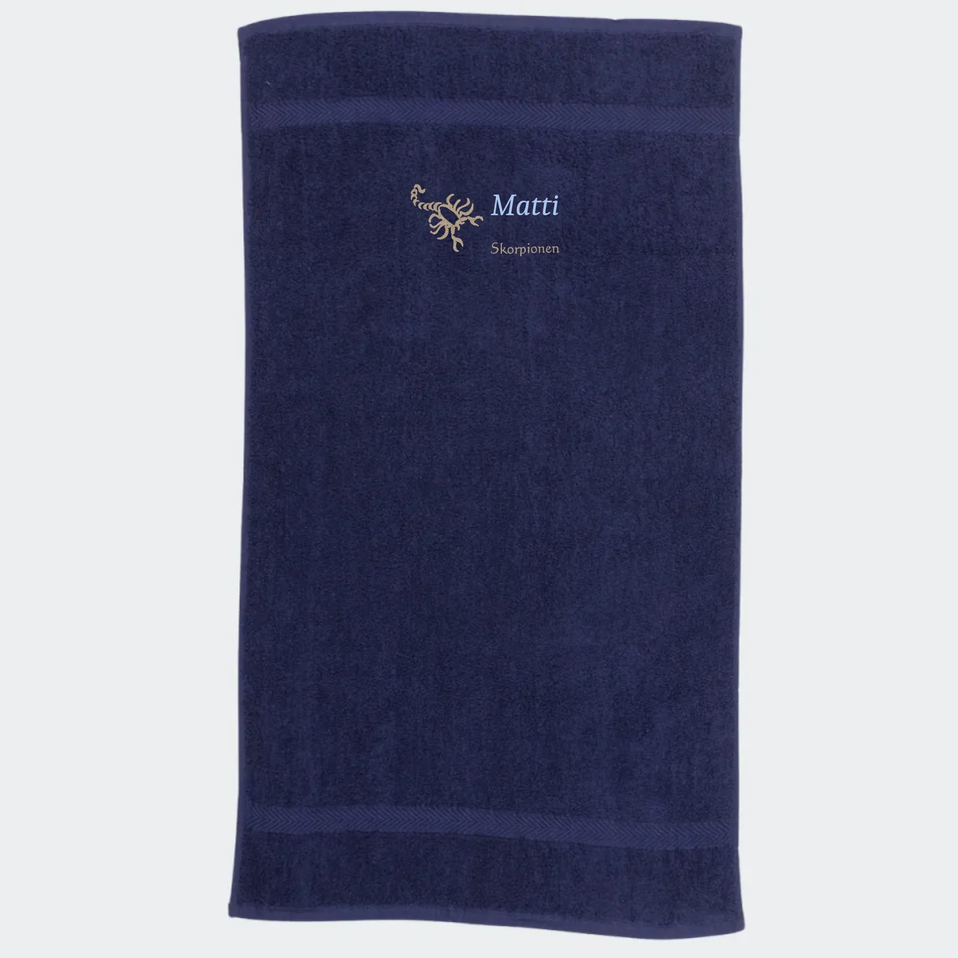 Håndklæde med stjernetegn og navn - Skorpionen Customizer TeeInBlue Håndklæde med flere linjer Navy 50x90