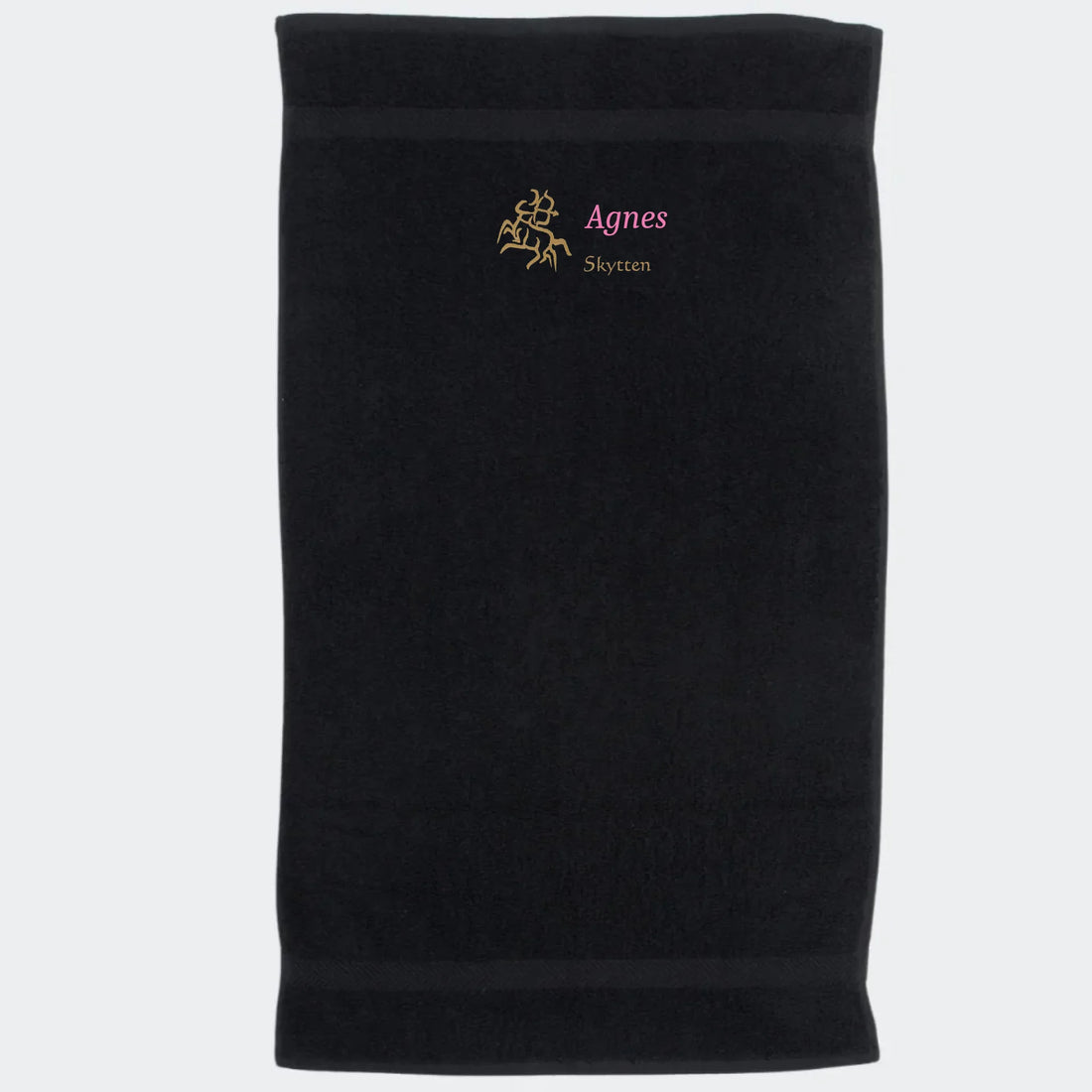 Håndklæde med stjernetegn og navn - Skytten Customizer TeeInBlue Håndklæde med flere linjer Sort 50x90