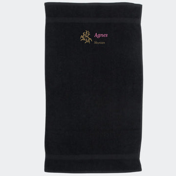 Håndklæde med stjernetegn og navn - Skytten Customizer TeeInBlue Håndklæde med flere linjer Sort 50x90