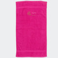 Håndklæde med stjernetegn og navn - Skytten Customizer TeeInBlue Håndklæde med flere linjer Fuchsia 50x90