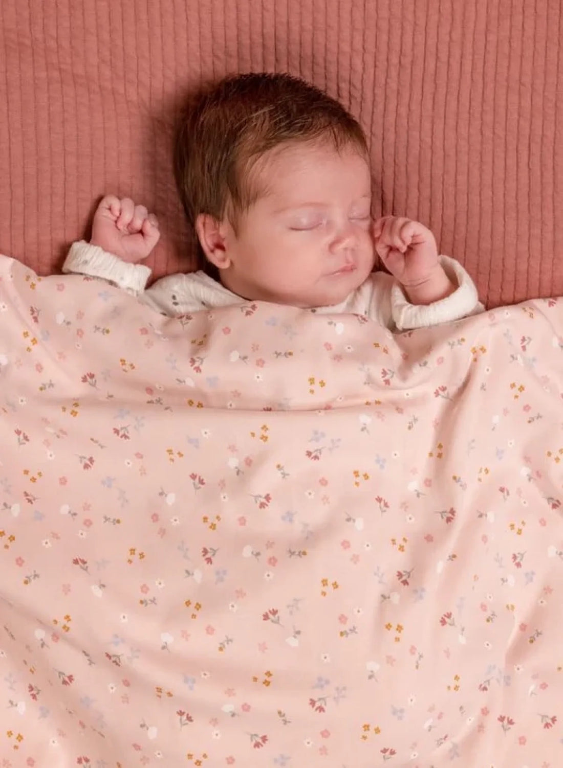 Little Dutch - Baby Sengesæt med navn - Little Pink Flowers Customizer TeeInBlue Little Dutch - Baby Sengesæt - Little Pink Flowers lyserød 70x100