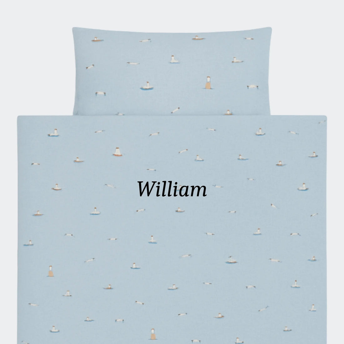 Little Dutch - Baby Sengesæt med navn - Sailors Bay Blue Customizer TeeInBlue Little Dutch - Baby Sengesæt - Sailors Bay Blue blå 70x100