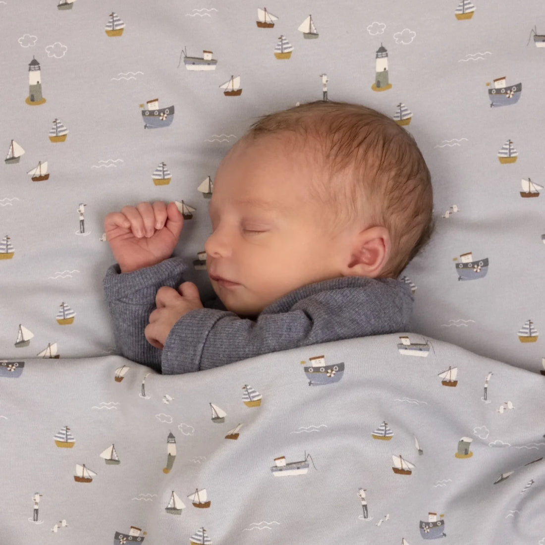 Little Dutch - Baby Sengesæt med navn - Sailors Bay Blue Customizer TeeInBlue Little Dutch - Baby Sengesæt - Sailors Bay Blue blå 70x100