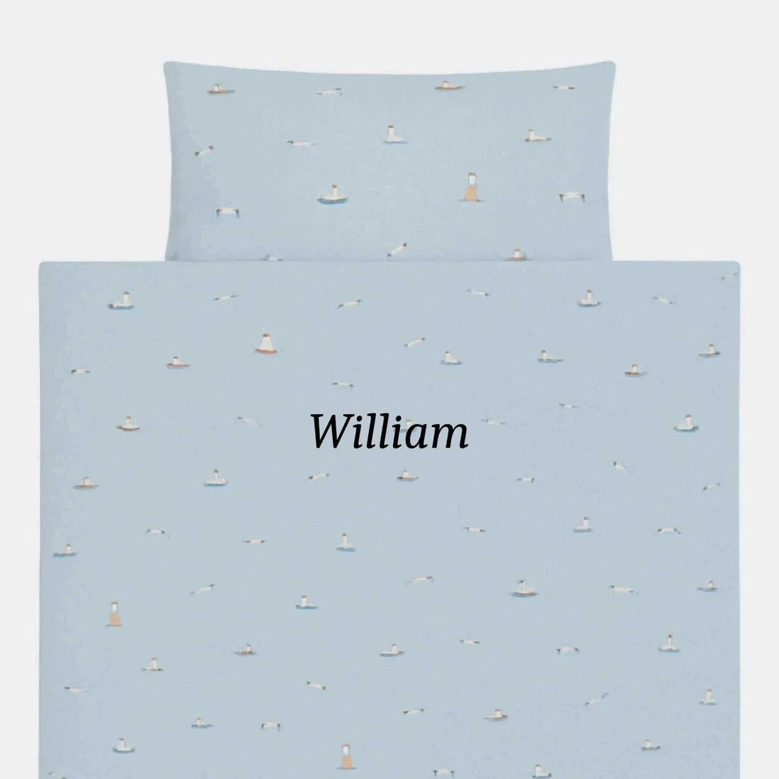 Little Dutch - Junior Sengesæt med navn - Sailors Bay Blue Customizer TeeInBlue Little Dutch - Junior Sengesæt - Sailors Bay Blue Sailors Bay Blue 100x140 cm