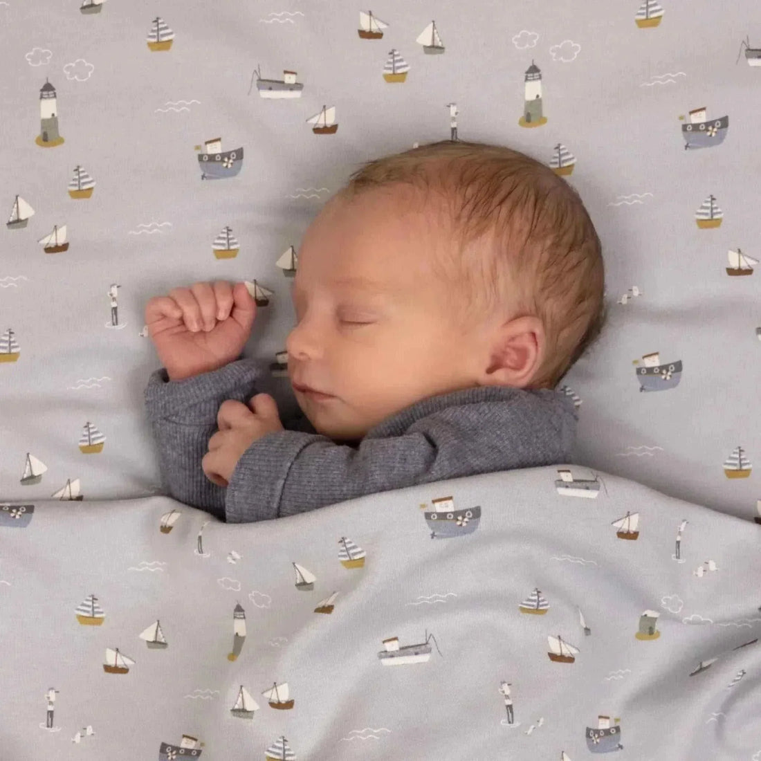 Little Dutch - Junior Sengesæt med navn - Sailors Bay Blue Customizer TeeInBlue Little Dutch - Junior Sengesæt - Sailors Bay Blue Sailors Bay Blue 100x140 cm