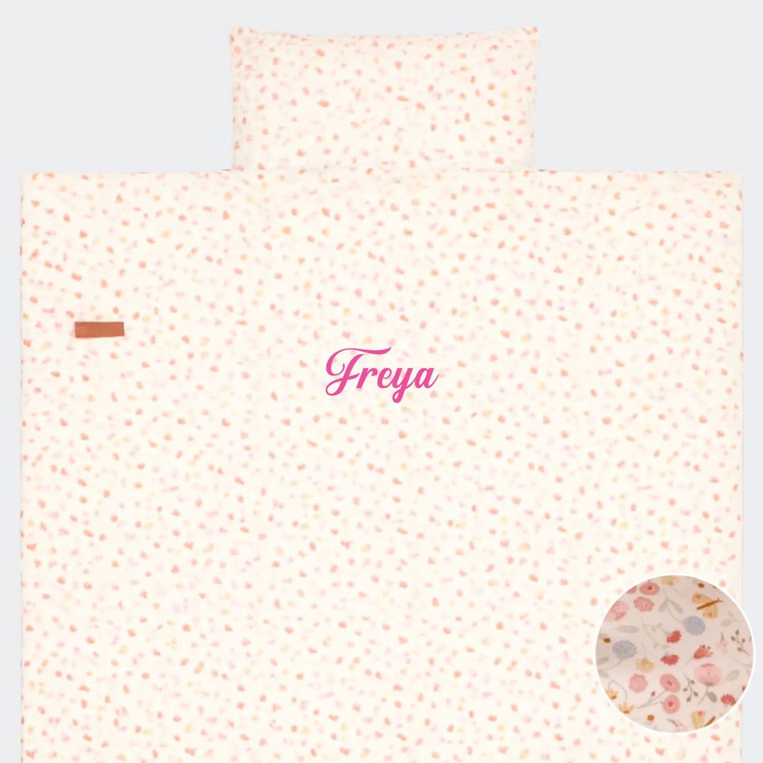 Little Dutch - Baby Sengesæt med navn - Flowers & Butterflies Customizer TeeInBlue Little Dutch - Baby Sengesæt - Flowers & Butterflies Hvid 70x100