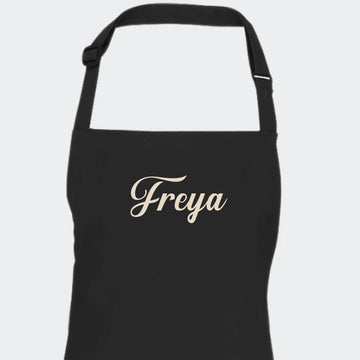 Forklæde med navn sort - Voksen Unik Min Egen Verden.dk 1 linje sort One size