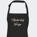Forklæde med navn sort - Voksen Unik Min Egen Verden.dk 2 linjer Sort One size