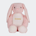 Lyserød kanin bamse med broderet navn Customizer TeeInBlue Navn 54654654 42cm