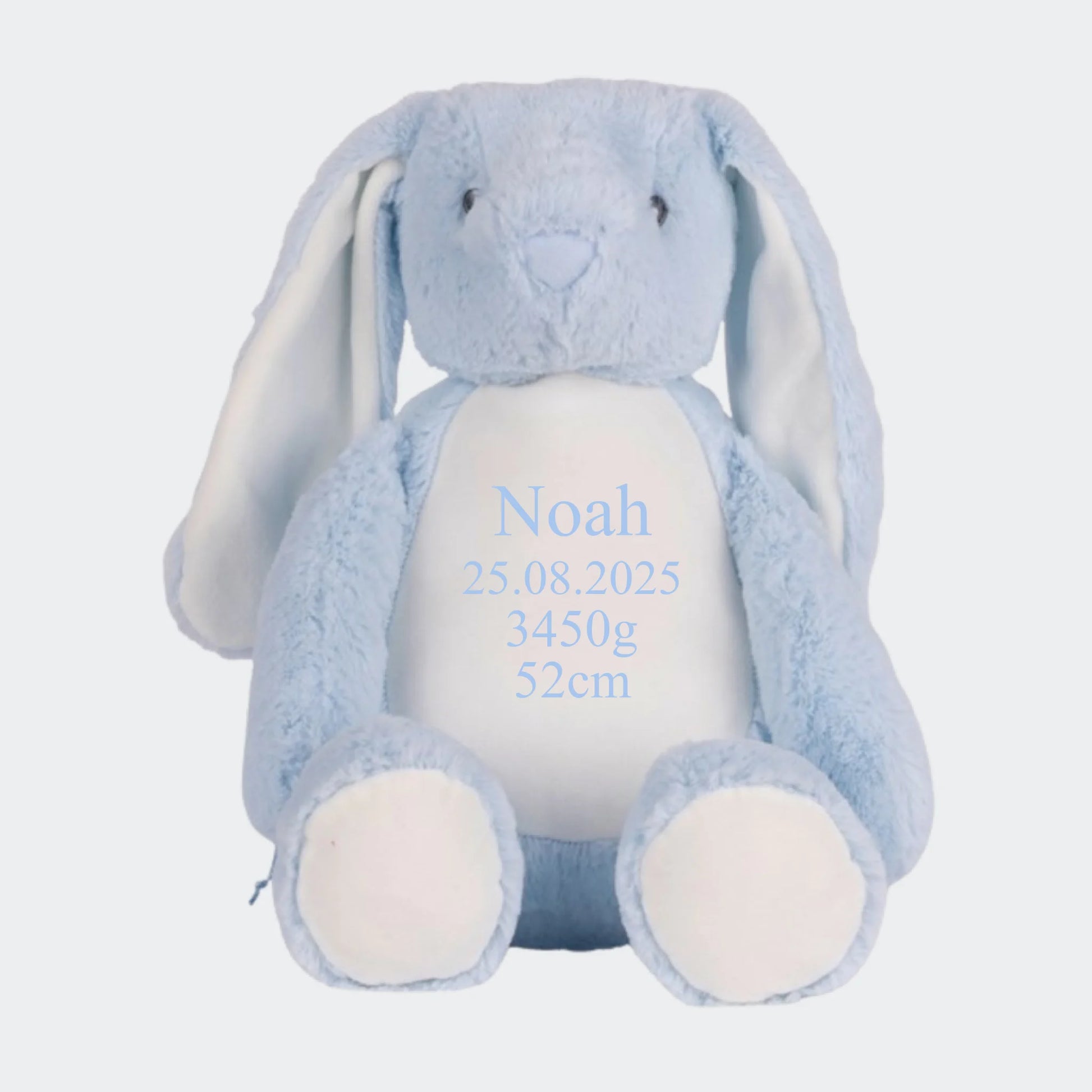 Lyseblå kanin bamse med broderet navn Customizer TeeInBlue Navn+Dato+Længde+Vægt 544 42cm