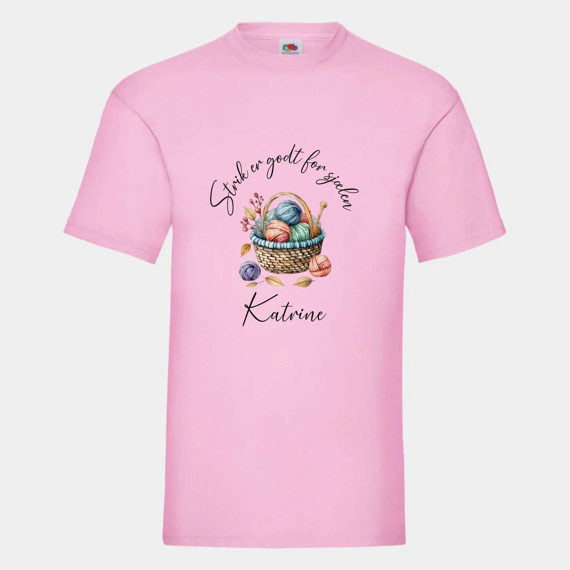 T-shirt - Strik er godt for sjælen Customizer TeeInBlue Print på front Lyserød Small