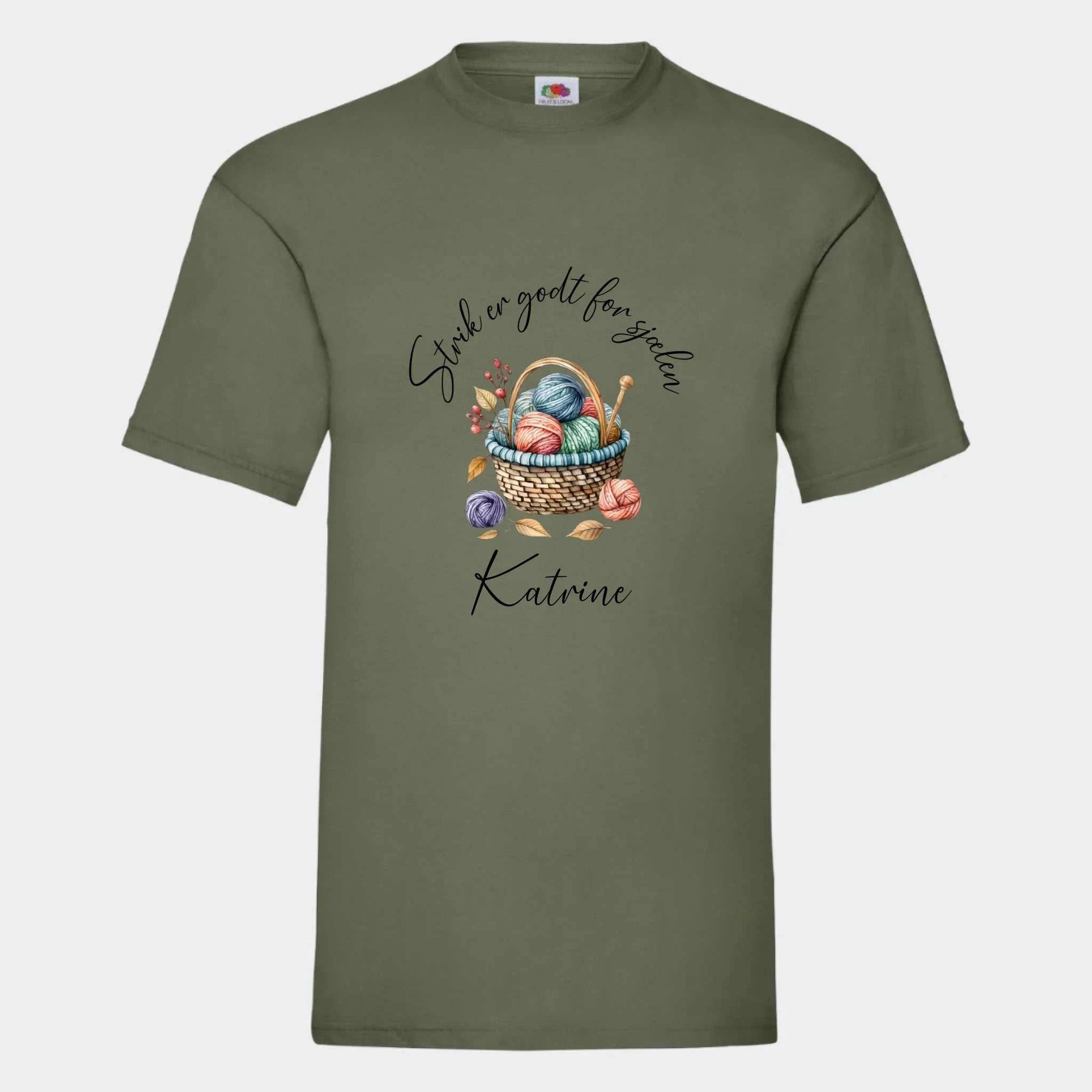 T-shirt - Strik er godt for sjælen Customizer TeeInBlue Print på front Oliven Small