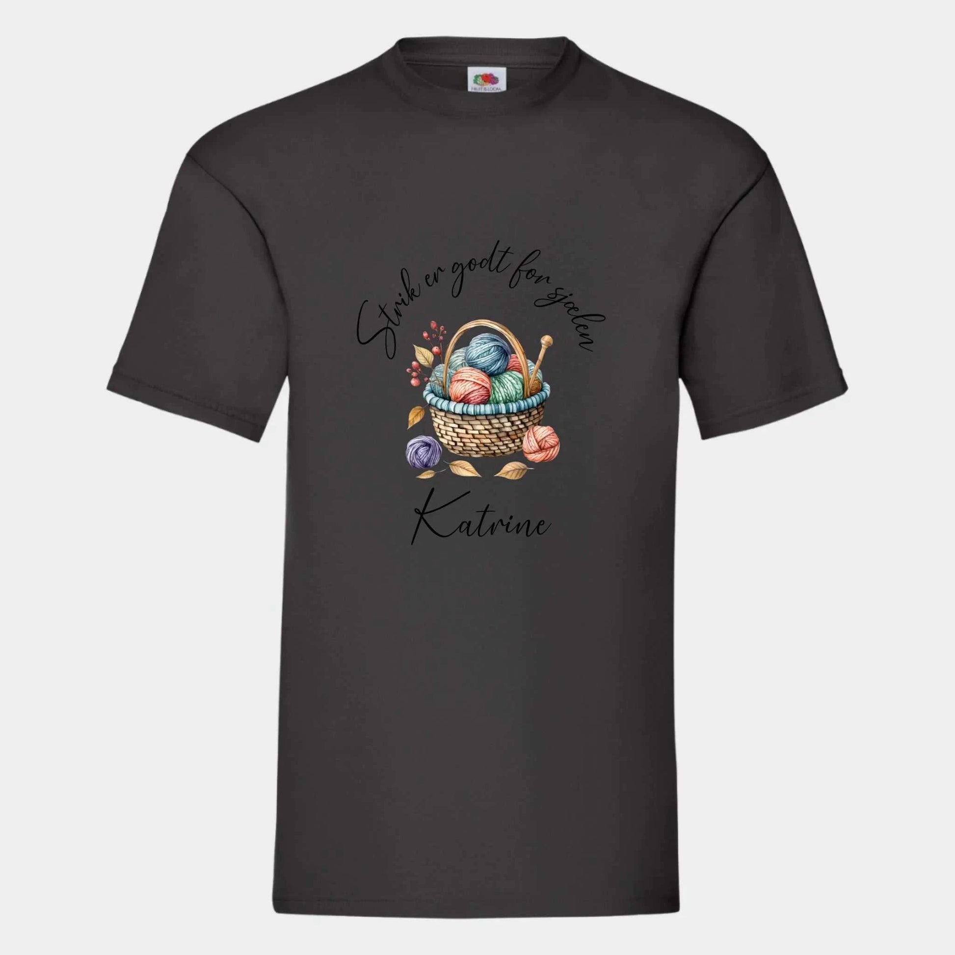 T-shirt - Strik er godt for sjælen Customizer TeeInBlue Print på front Sort Small