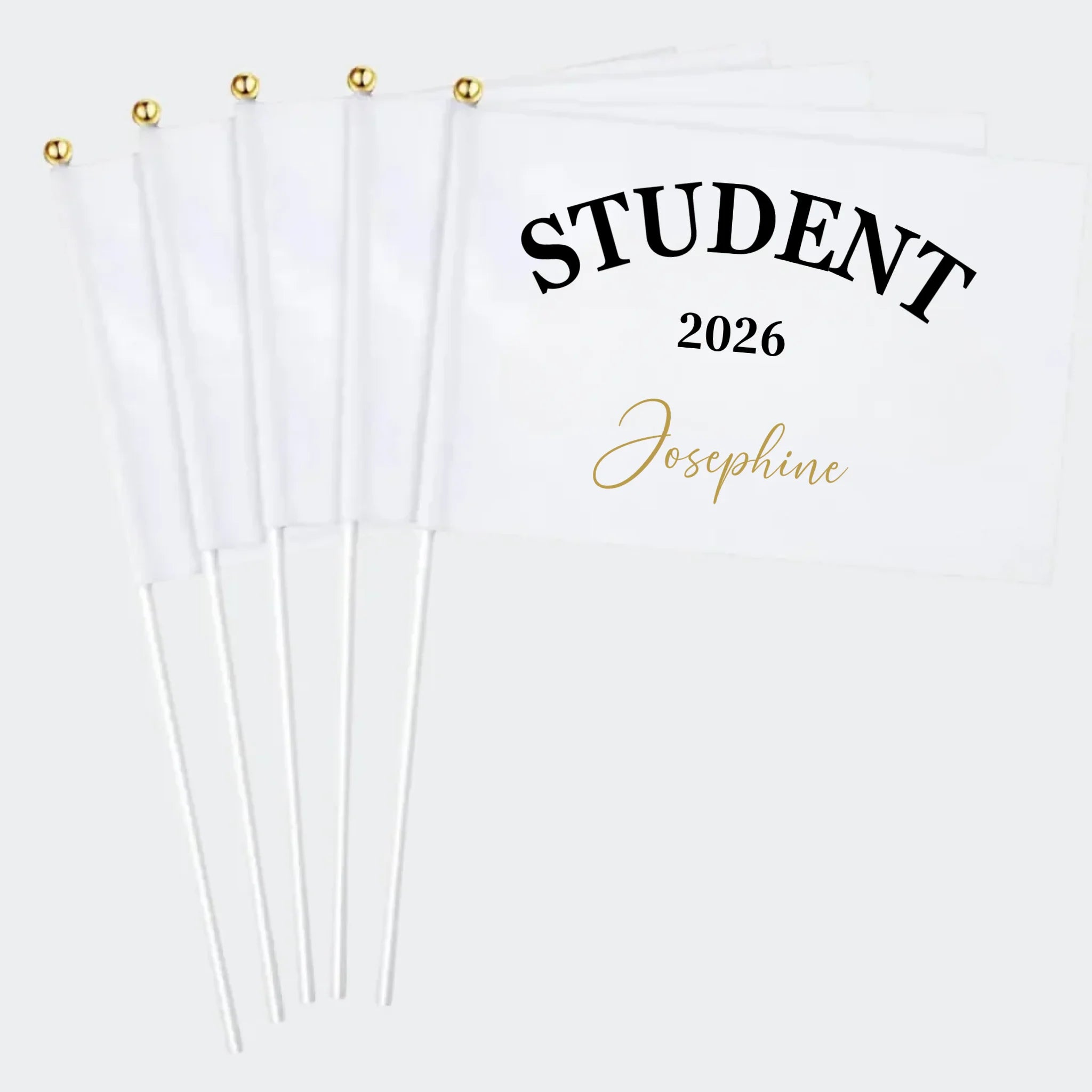 Fem hvide flag med Student 2026