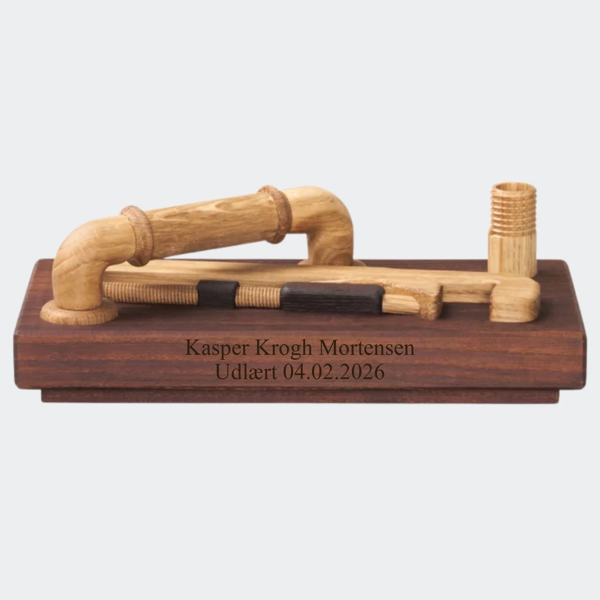 Træfigur – Plumbing af Maya Soele, 18x9cm