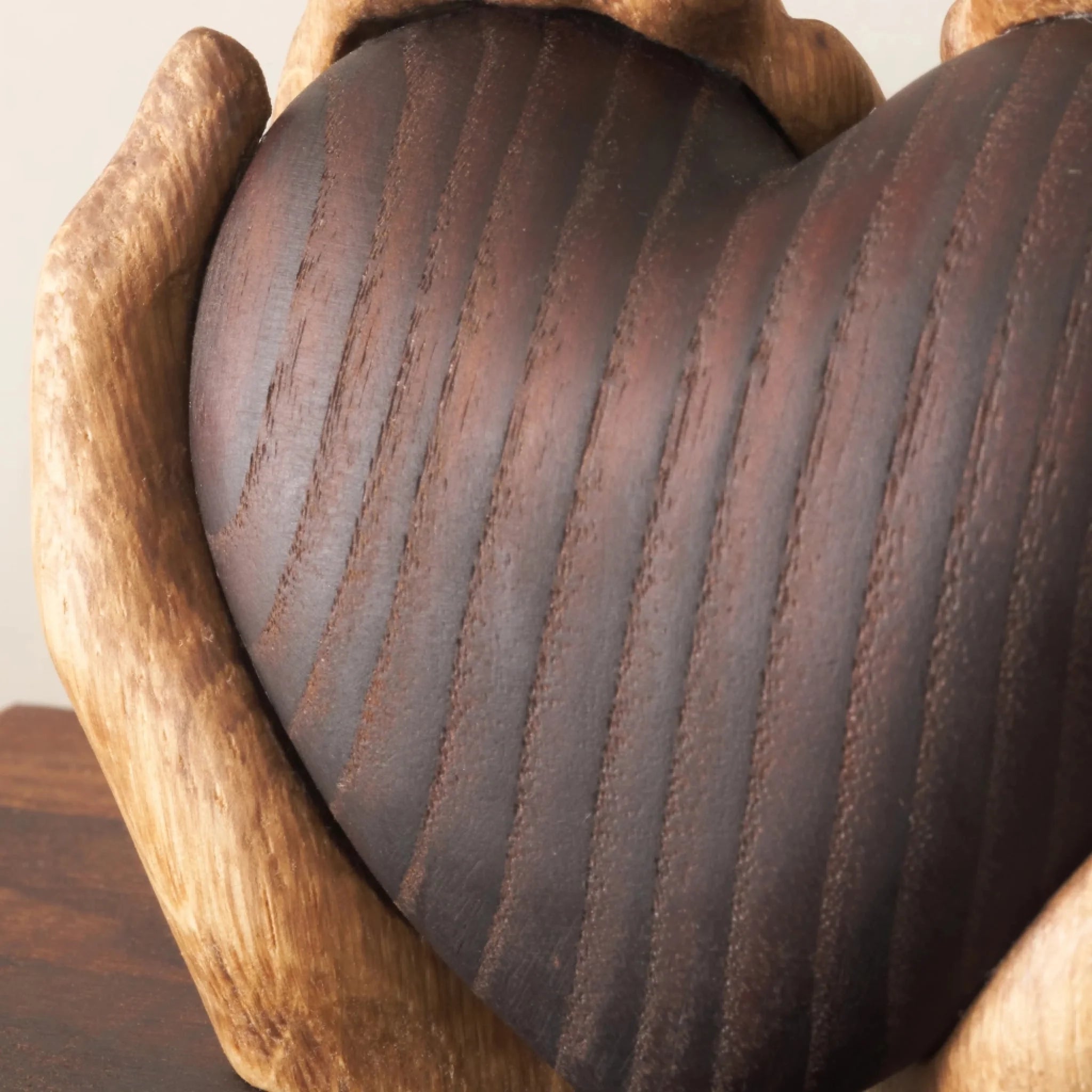 Detalje af Care-træfiguren fra Maya Soele