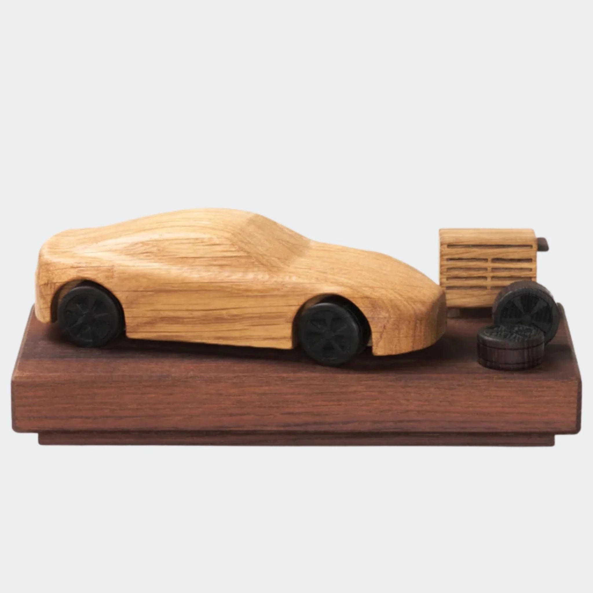 Træfigur – AUTO af Maya Soele, 18x9cm