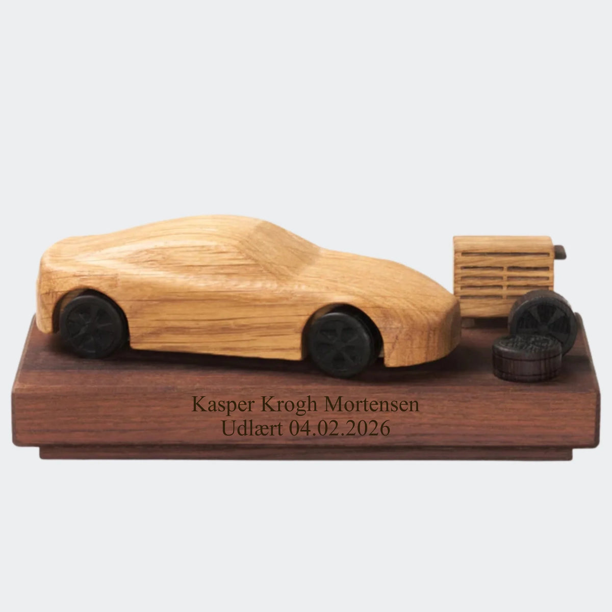 Træfigur – AUTO af Maya Soele, 18x9cm