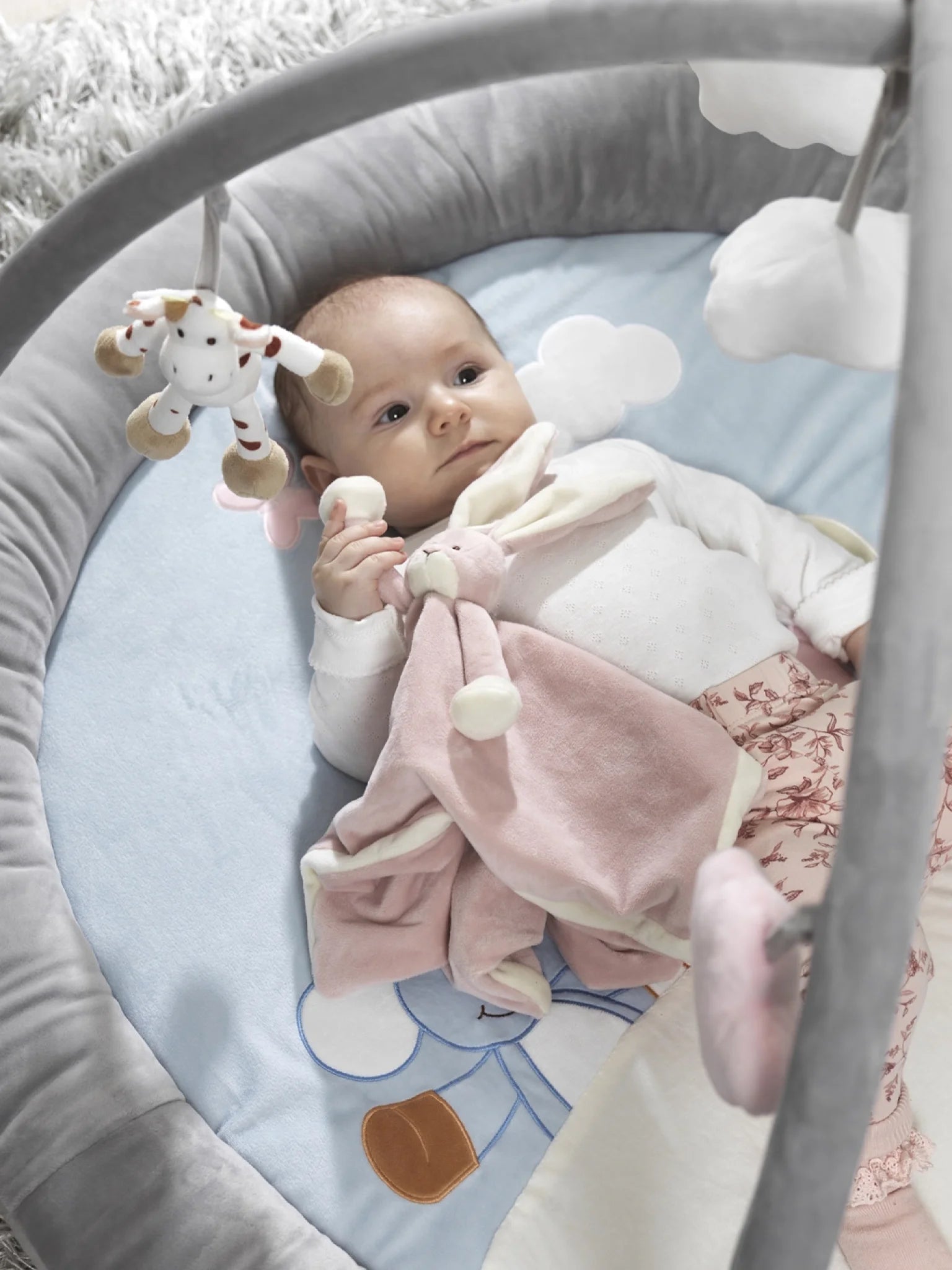 Rosa Diinglisar-kaninnusseklud ved en baby i en babylift